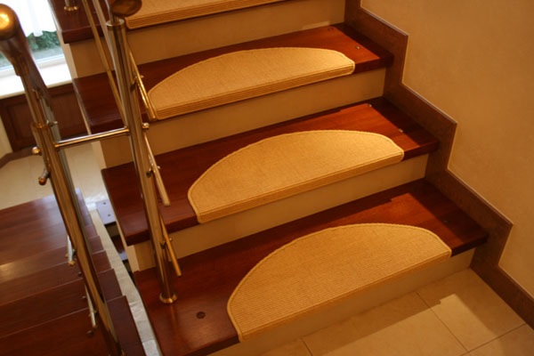 Использование ламината для лестницы – плюсы и минусы, правила выполнения укладки