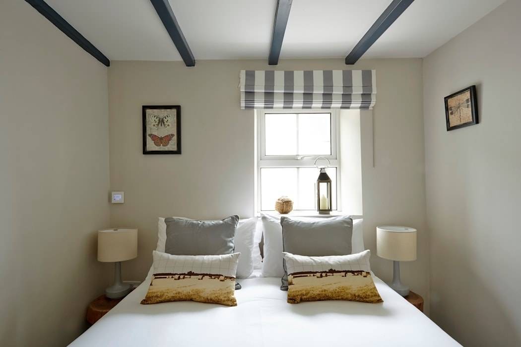 Кровать изголовьем к окну в спальне, дизайн, можно ли ставить спинкой