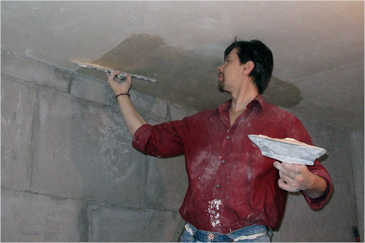 Как правильно штукатурить бетонный потолок