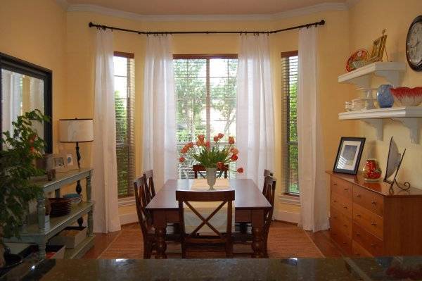 Шторы для эркера из трех окон, дизайн римских потолочных для гостиной, гибкие карнизы на кухню, как повесить оформить рулонные на окно в комнате