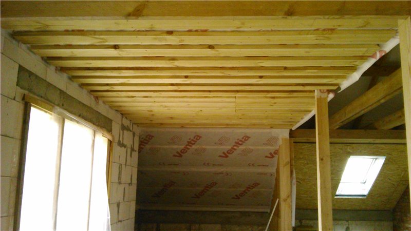 Как подшить потолок по деревянным балкам