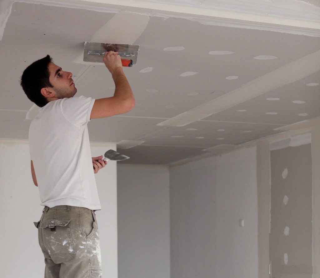 Как шпаклевать гипсокартон на потолке под покраску: видео, отделка и подготовка