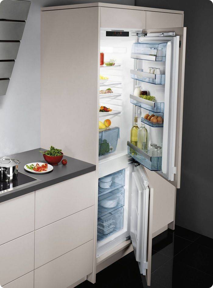 Чем отличается встраиваемый холодильник от обычного: марки, модели, размеры, различия характеристик, особенности эксплуатации, дизайны, советы по выбору и отзывы владельцев