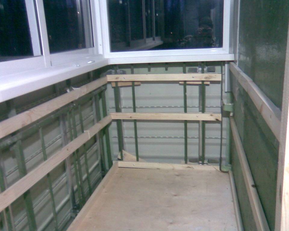 Отделка балкона панелями пвх своими руками. выбор. крепление на клей и обрешетку. утепление балкона и монтаж изделий
