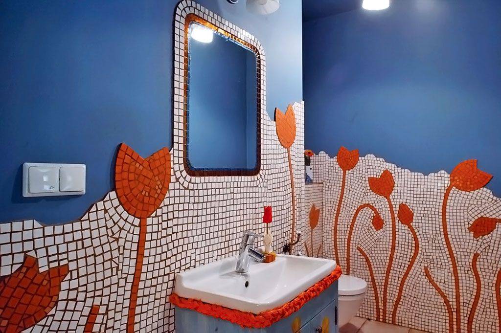 Покрасить плитку в ванной. Украшения для ванной комнаты. Декор в ванную комнату на стену. Декорирование ванной комнаты.