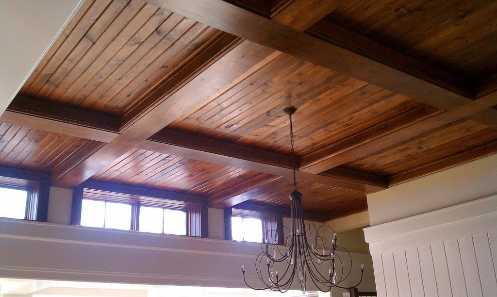 Деревянный потолок в доме: выбор обшивки и обустройство