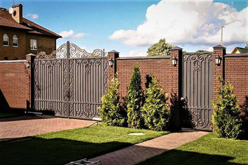 Забор для частного дома - обзор популярных видов +98 фото