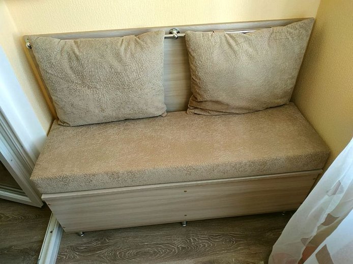 Мебель на балкон (75 фото): диван и кровать для лоджии, маленький диванчик с ящиком своими руками