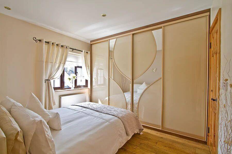 Шкаф в спальню: 150 фото новинок. примеры красивого дизайна и сочетания современной мебели для спальни