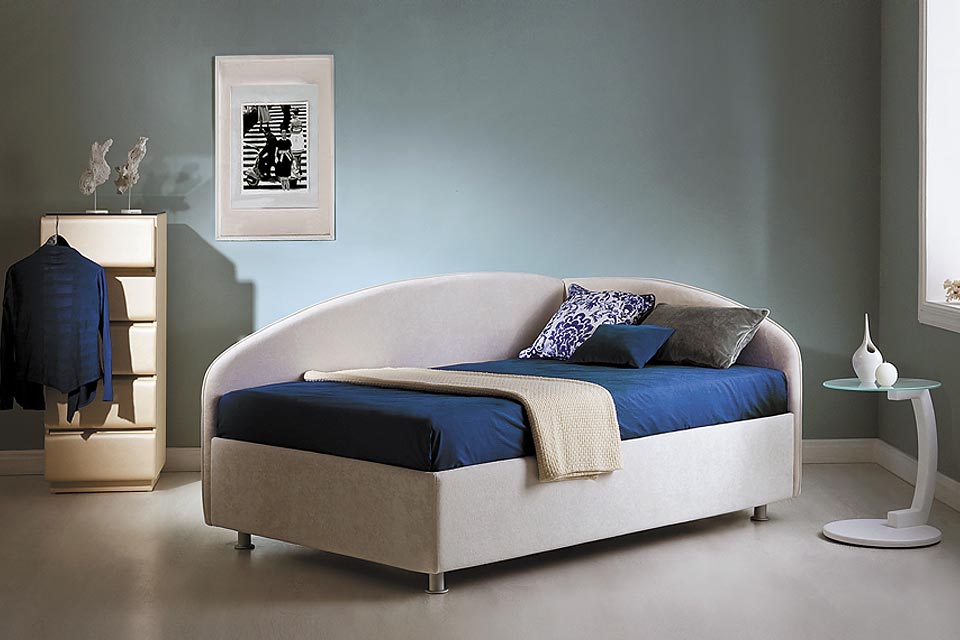 Диван в спальню: популярные решения и оригинальные идеи украшения спальни при помощи дивана