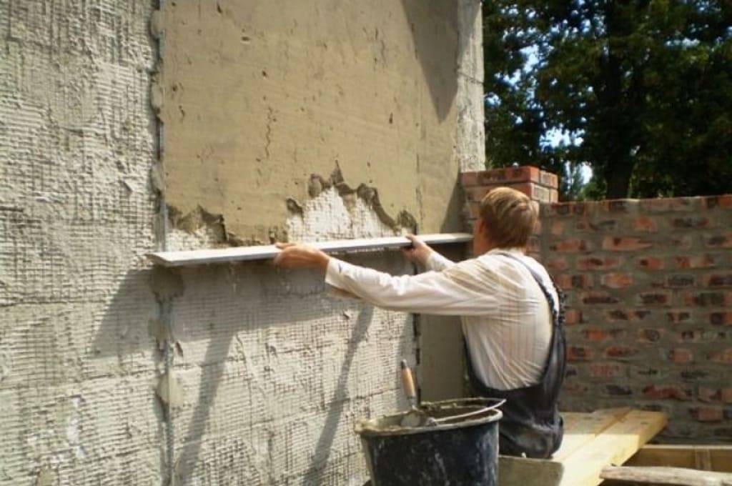 Штукатурка кирпичных стен: какой толщиной оштукатурить по кирпичу при выравнивании, что лучше для наружных работ, как правильно своими руками закштукатурить цементно-песчаным раствором внутри дома и н