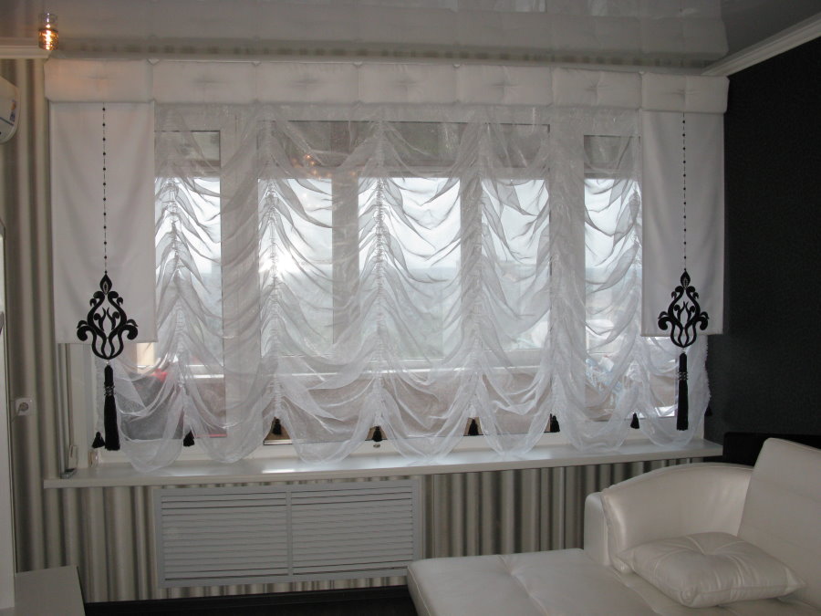 Шторы на маленькое окно в спальню и на кухню: оформление занавесками
 - 25 фото