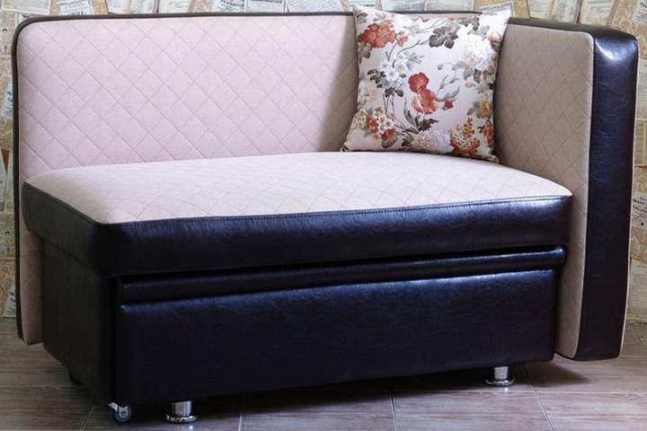 Маленький диван в интерьере кухни: виды, правила выбора и размещения