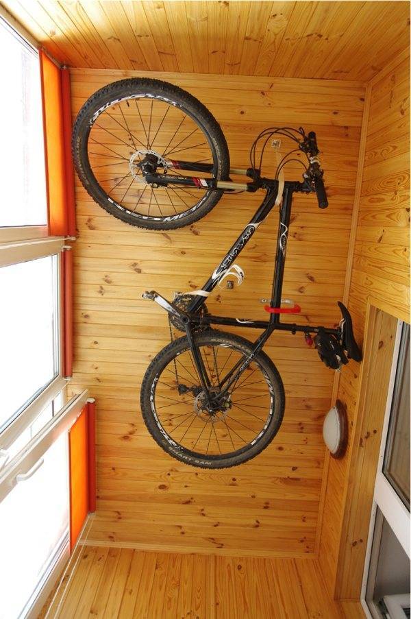 Как повесить велосипед на стену?
