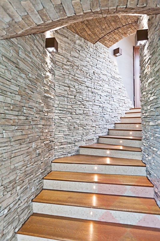 Мраморные лестницы в интерьере, достоинства и недостатки материала, возможности декорирования - 19 фото