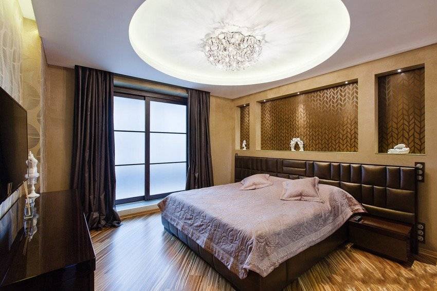 Натяжной потолок в спальне современный с подсветкой: красивые варианты, дизайн глянцевого потолка
 - 37 фото