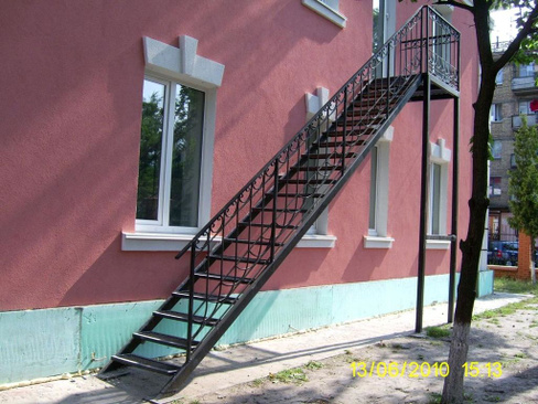 Наружная металлическая лестница своими руками на второй этаж дома