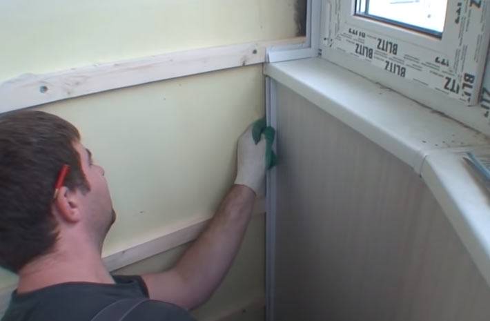 Как закрепить панели пвх на потолке и обшивка балкона своими руками
