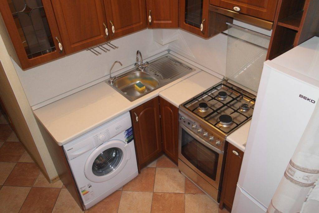 Дизайн интерьера маленькой кухни с холодильником и стиральной машиной