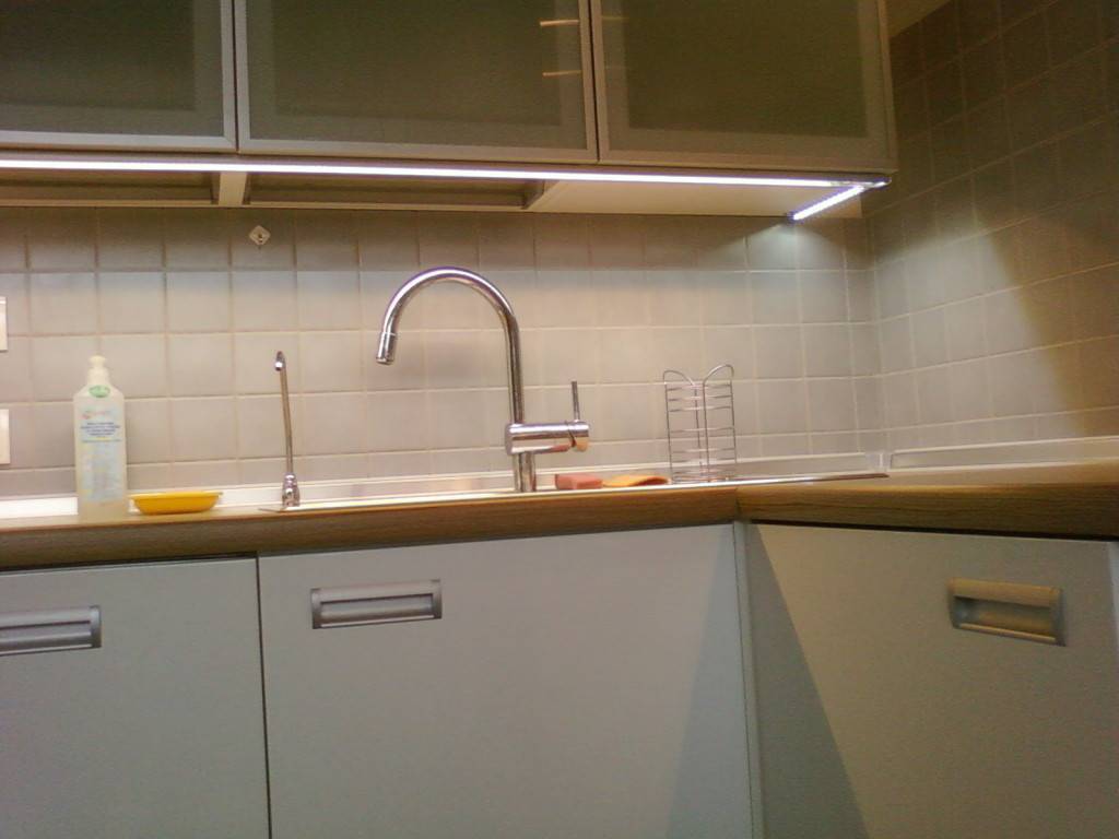 Подсветка для кухни под шкафы: какую выбрать, как сделать светодиодной лентой