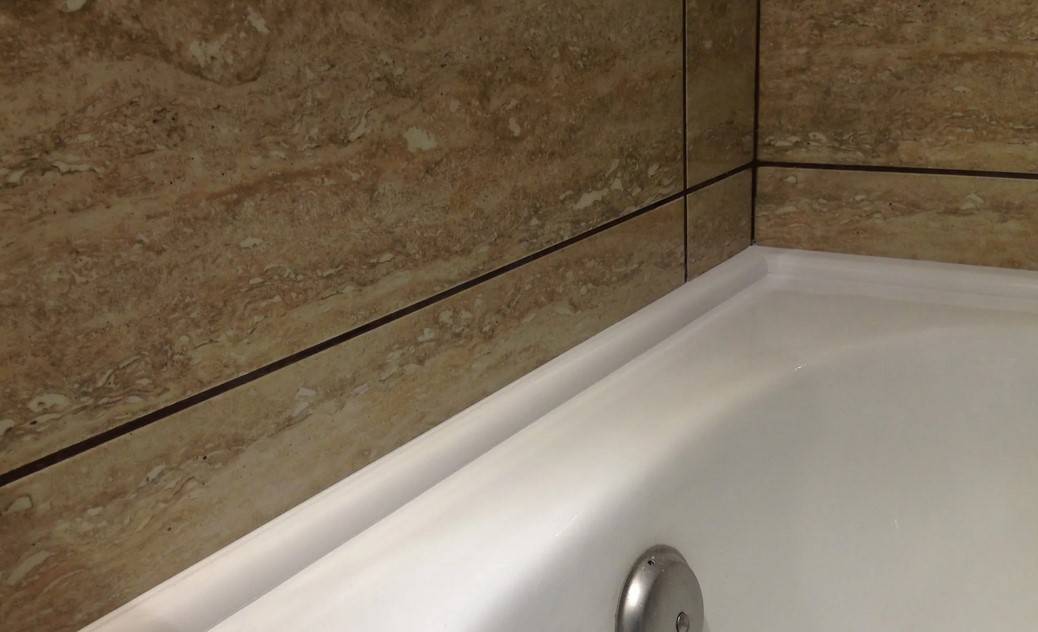 Плинтус в ванную комнату на пол (34 фото) — нужен ли плинтус в ванной, как положить напольный полиуретановый вариант