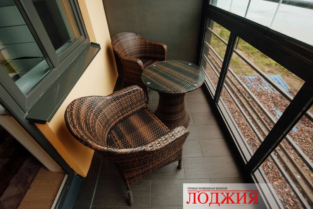 Мебель для балкона и лоджии (47 фото): корпусная, плетеная, мягкая
