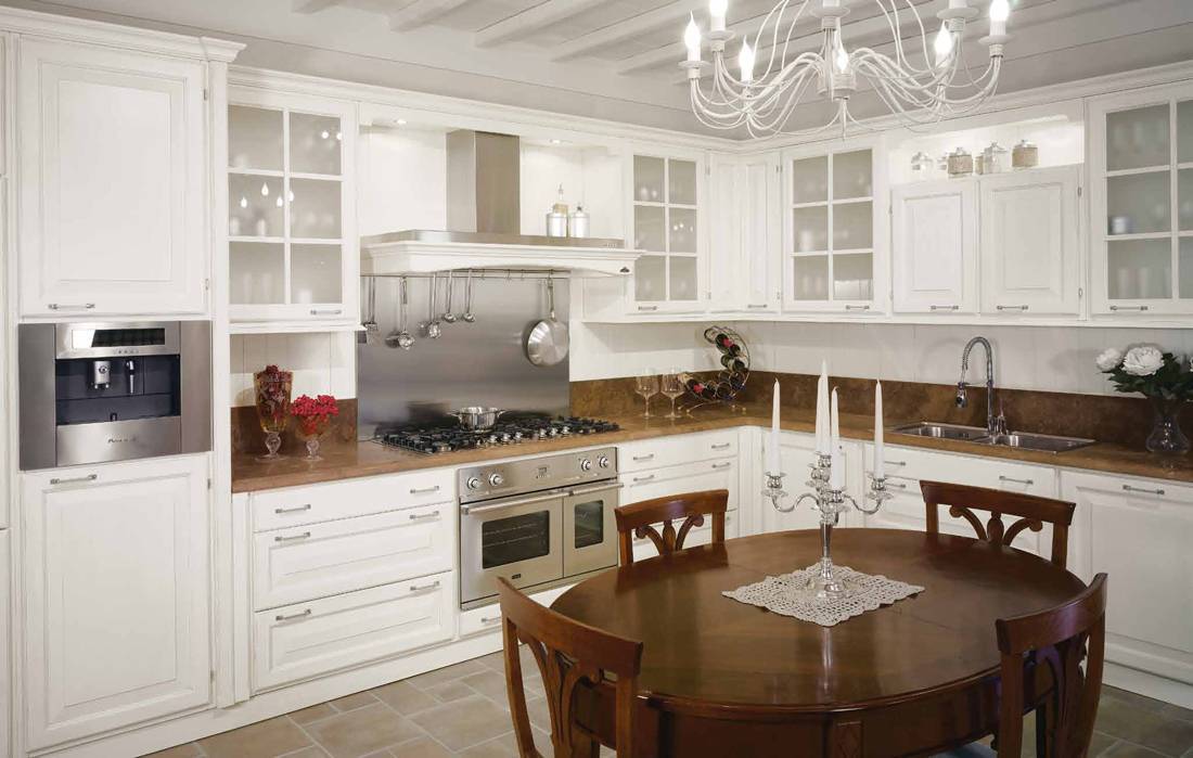 Белые кухни в классическом стиле в интерьере фото