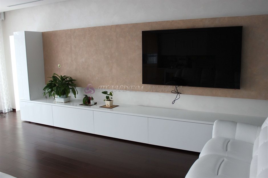 Белая глянцевая стенка в гостиную: плюсы и минусы выбора, фото интерьера комнаты