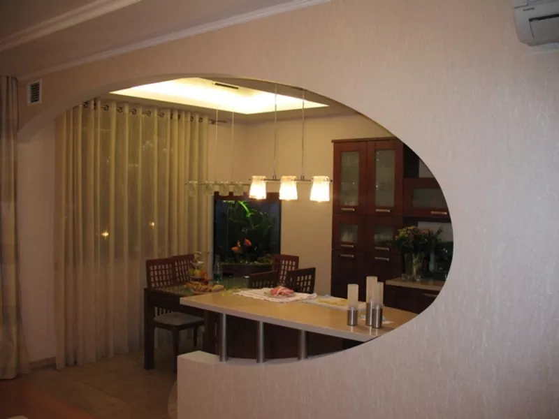 Кухня с барной стойкой, совмещенная с гостиной в современном стиле в маленькой площади вместо перегородки
 - 43 фото