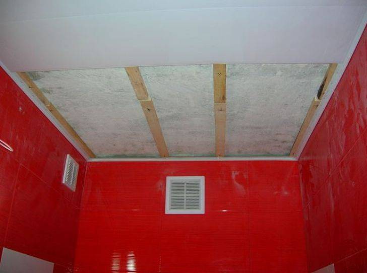 Как сделать потолок в ванной из панелей. Панели на потолок в туалет. Пластиковый потолок в ванной. Потолок в ванную из пластиковых панелей. Пластиковый потолок.