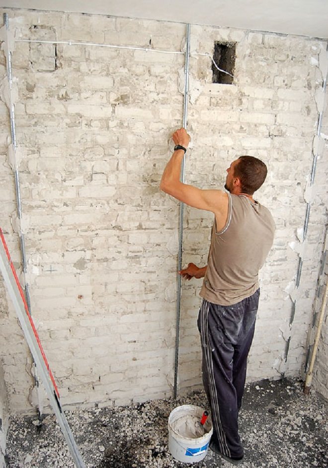 Способы выравнивания стен своими руками — выбор оптимального способа и пошаговая инструкция