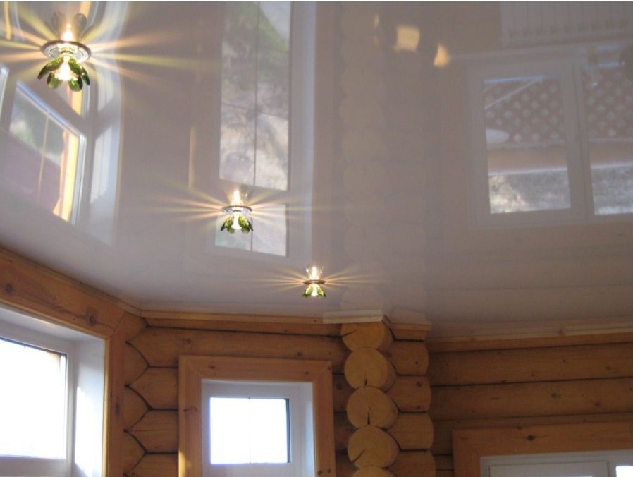 Плюсы и минусы натяжных потолков в деревянном доме