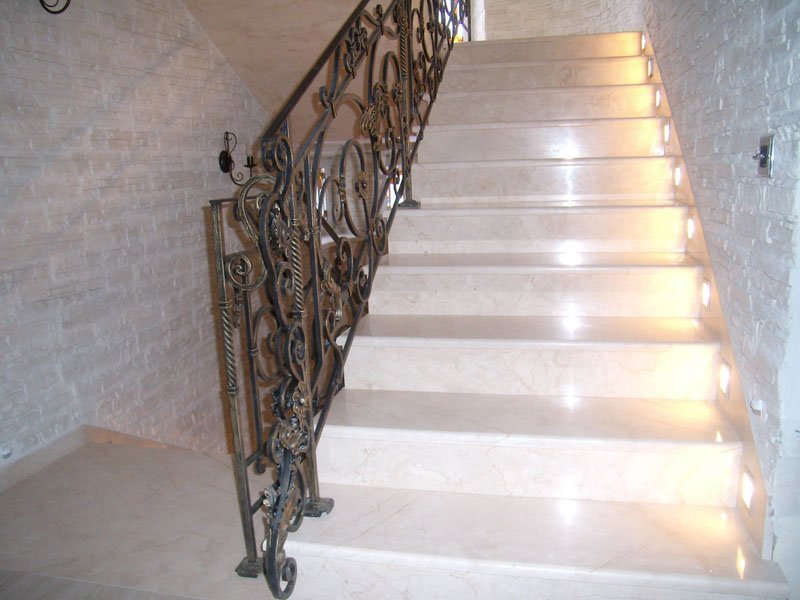 Мраморные лестницы: особенности изготовления и оформления