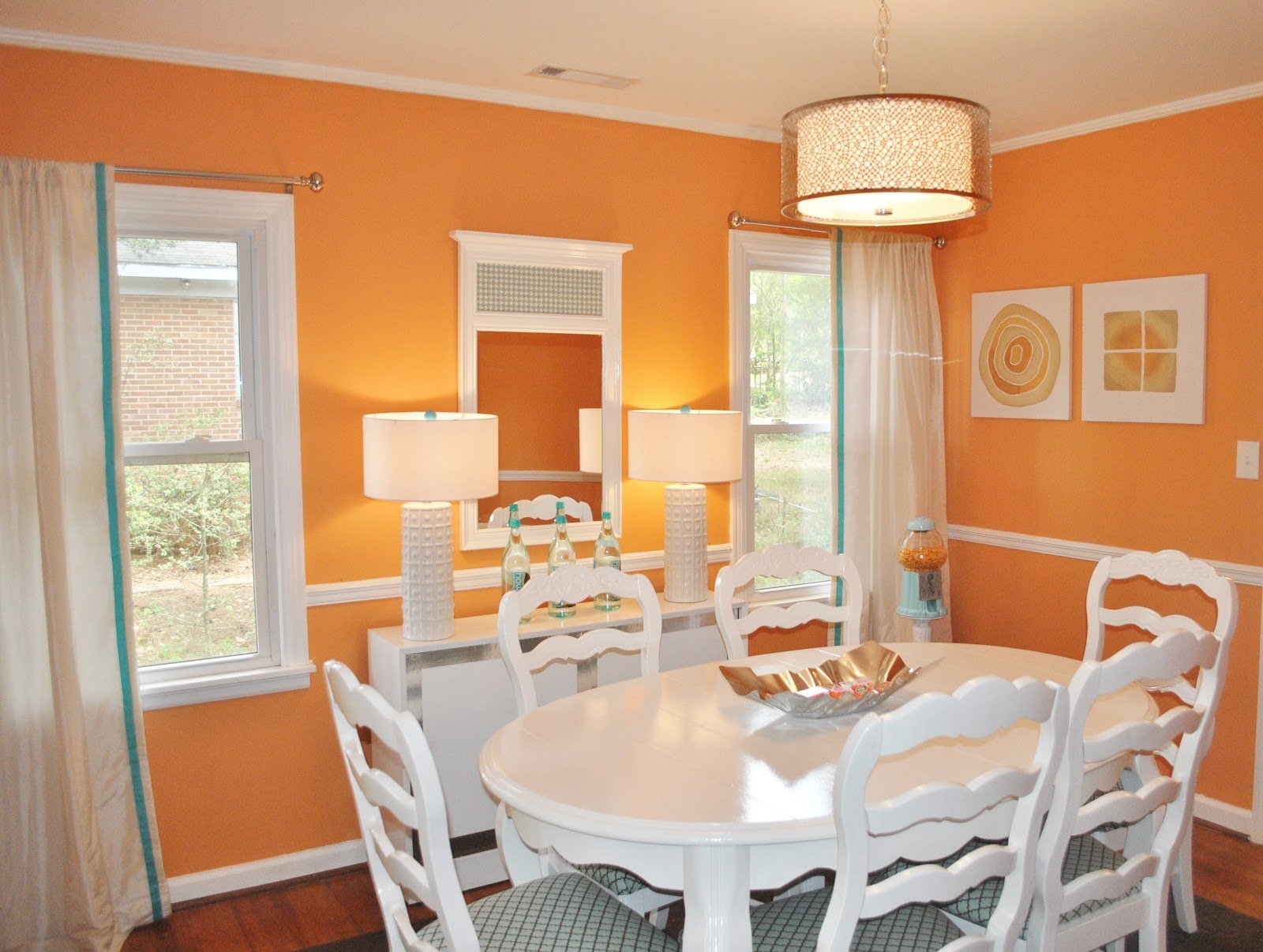 Дизайн покраски кухни. Персиковый цвет в интерьере кухни. Персиковые стены в интерьере кухни. Оранжевый цвет стен. Терракотовые стены на кухне.