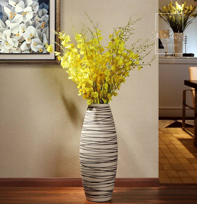 Что поставить в высокую напольную вазу. напольные вазы в интерьере (59 фото): современные и классические формы