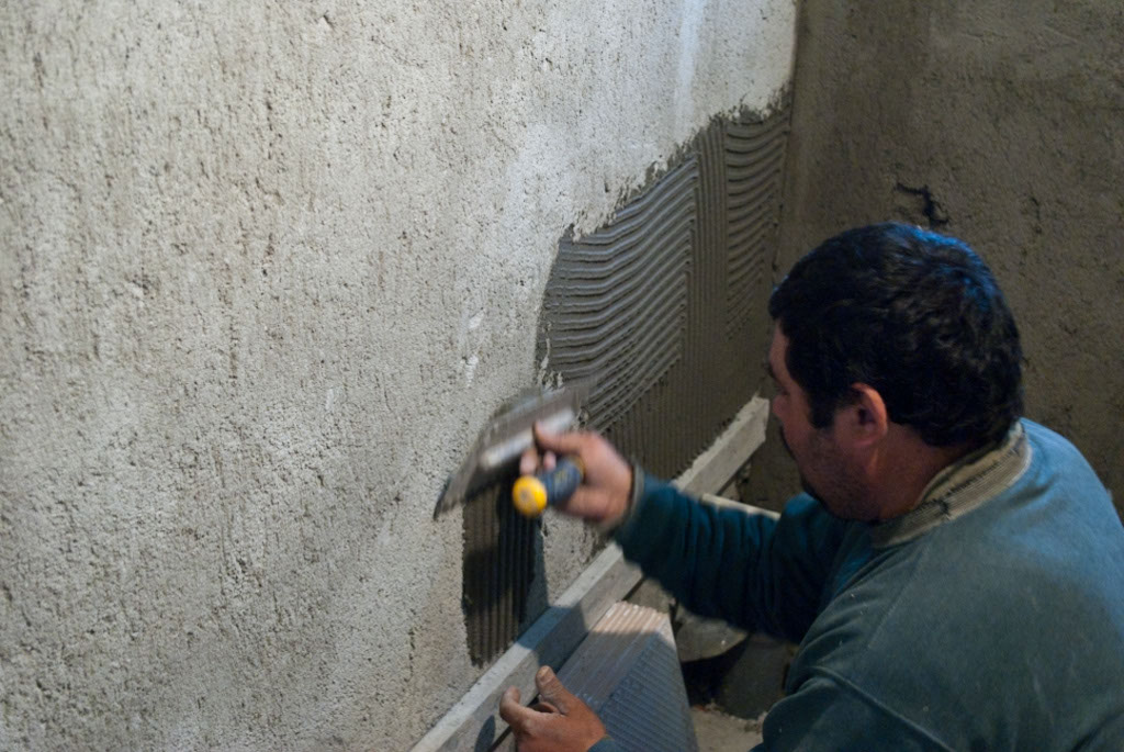Оштукатуривание кирпичных стен: назначение и функции штукатурки