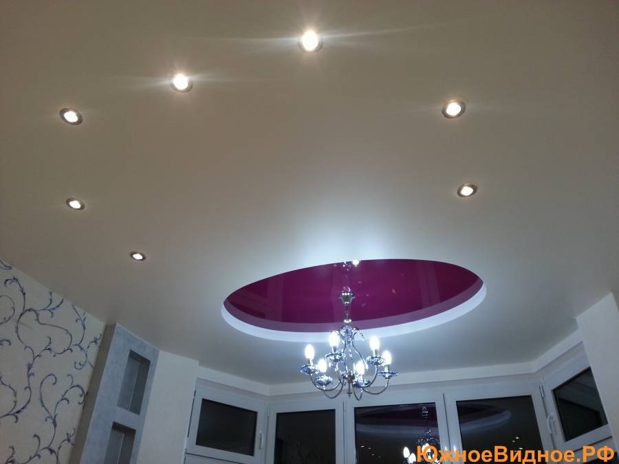 Двухуровневые натяжные потолки с подсветкой в зал (11 фото)