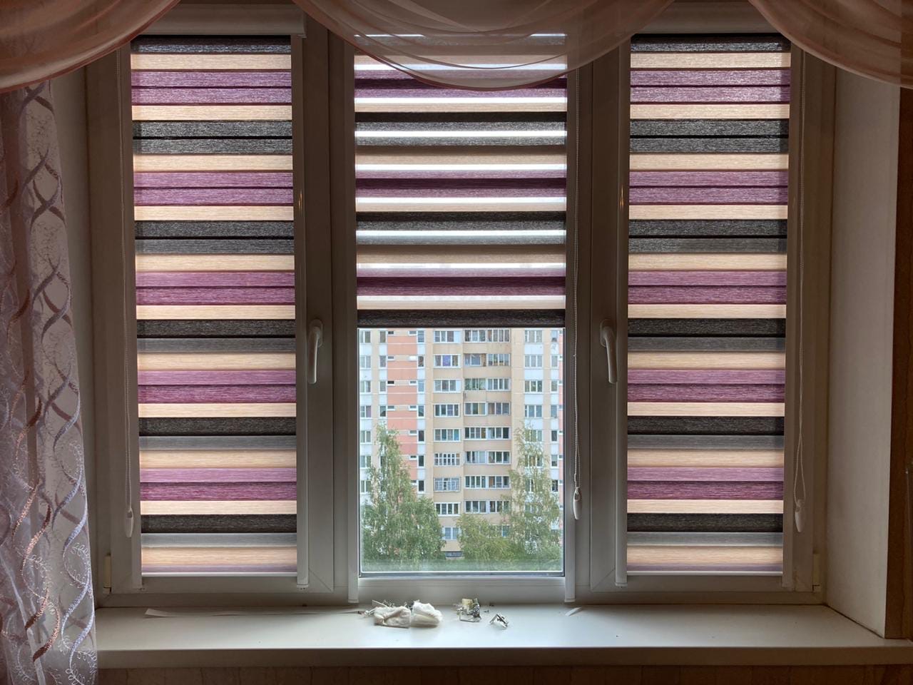 Рулонные шторы день ночь на пластиковые окна фото в сочетании с тюлью