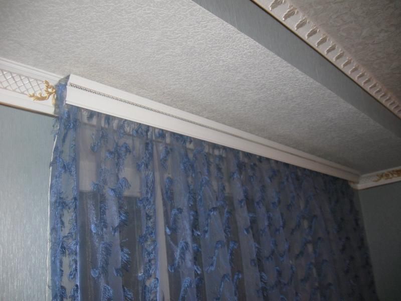 Настенные гардины для штор при натяжном потолке фото в гостиной
