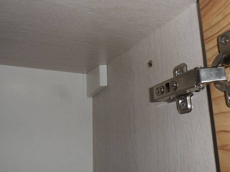 Как повесить шкаф на стену?