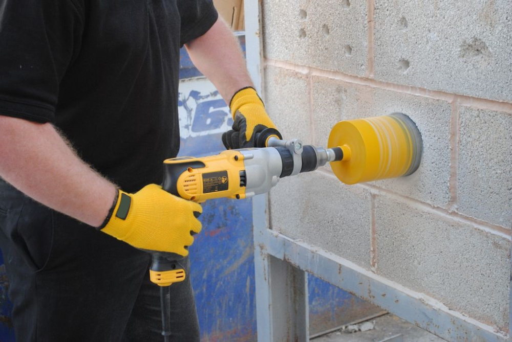 Как просверлить бетонную стену обычной дрелью: как сверлить отверстие в бетоне без перфоратора, плиту на потолке
