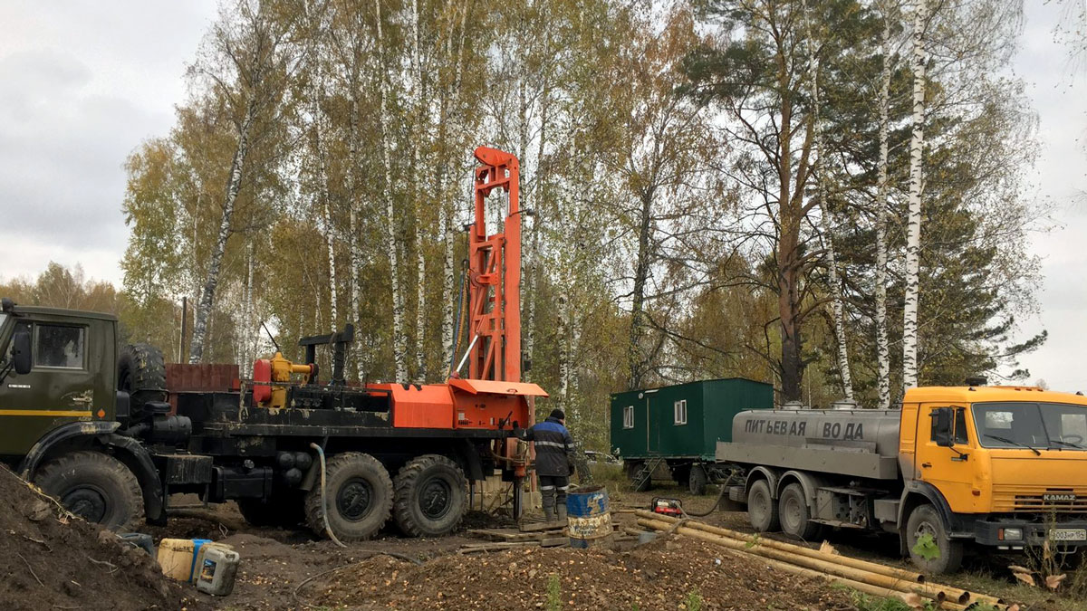 Новосибирская буровая компания. Роторное и шнековое бурение отличие. Шнековое и роторное бурение скважин отличия. Калинина 25 буровая компания.