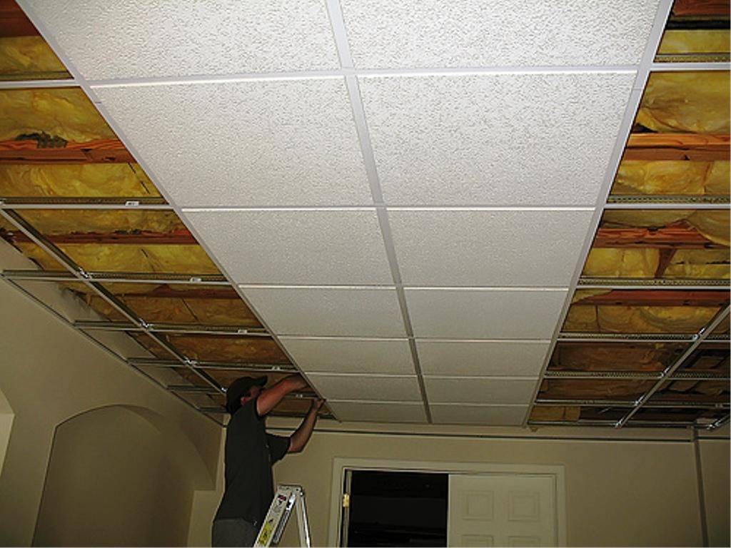 Как отделать потолок в квартире: выбор материалов и монтаж, особенности обоев, полистирольных панелей, натяжных потолков и гипсокартона