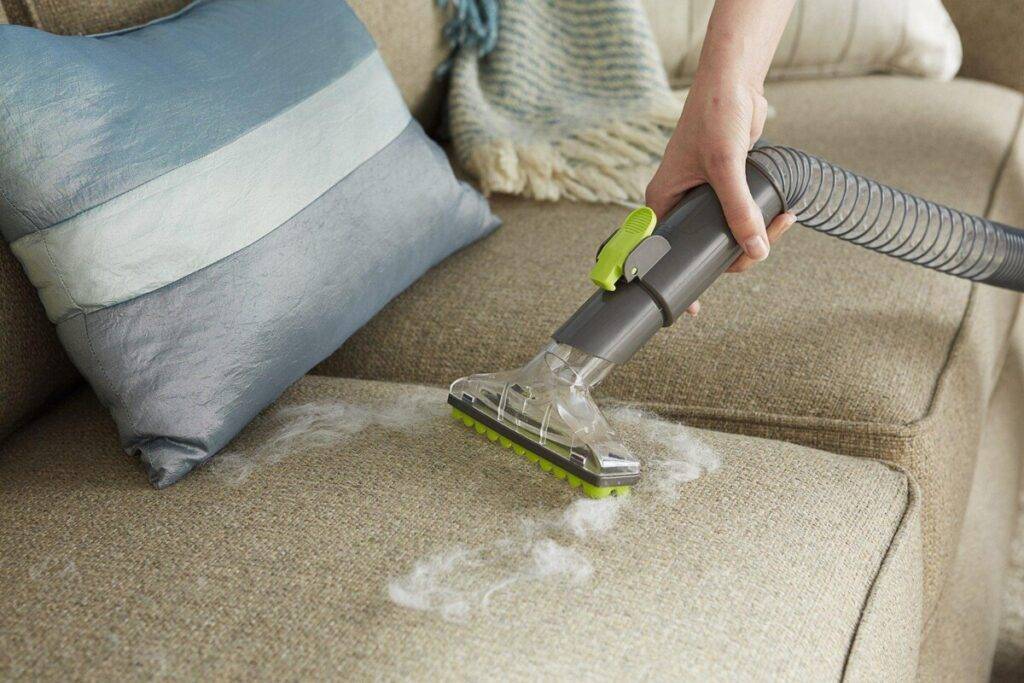 Как почистить диван в домашних условиях от засаленности: чем и как отмыть обивку из ткани на мягкой мебели?