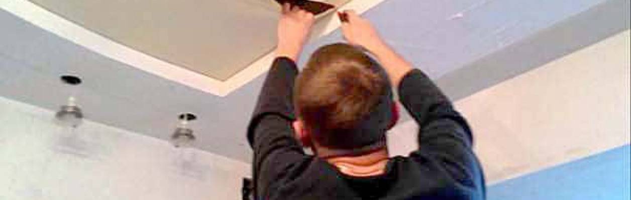 Ремонт натяжного потолка своими руками: 5 способов заклеить дырку и устранить порез