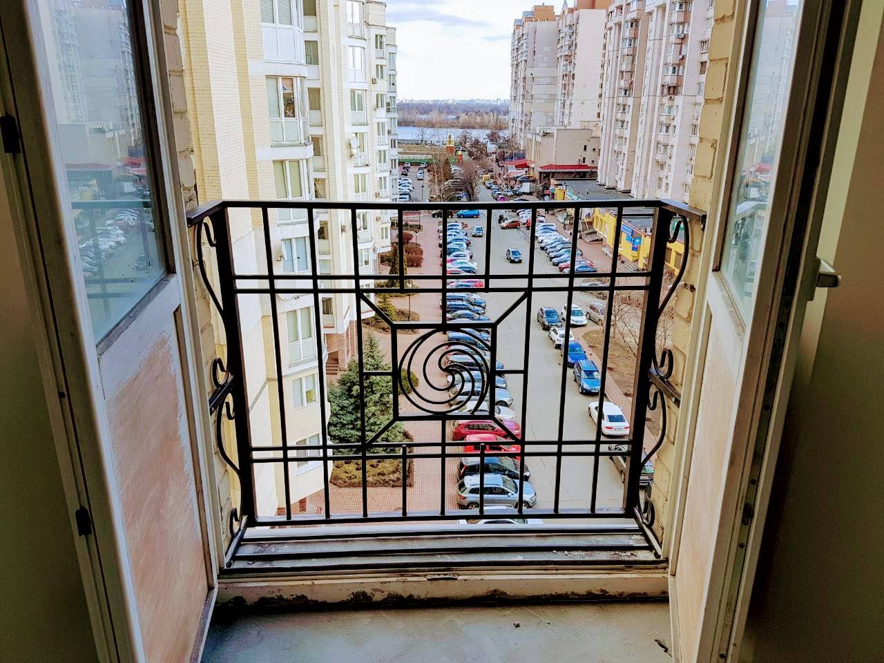 Французское остекление балкона, плюсы и минусы французского остекления, варианты французского остекления балкона