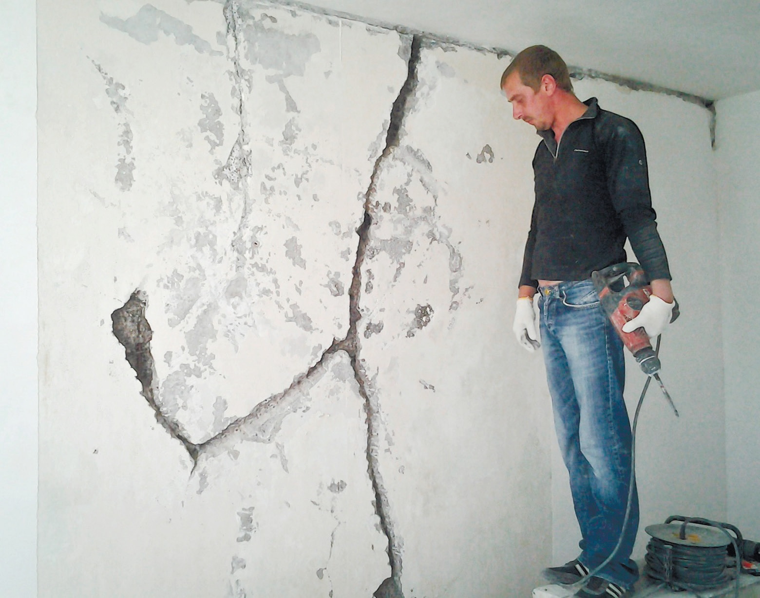 Штукатурка бетонных стен своими руками: как правильно оштукатурить в квартире, какая технология оштукатуривания лучше и нужно ли выравнивать гипсовой плитой