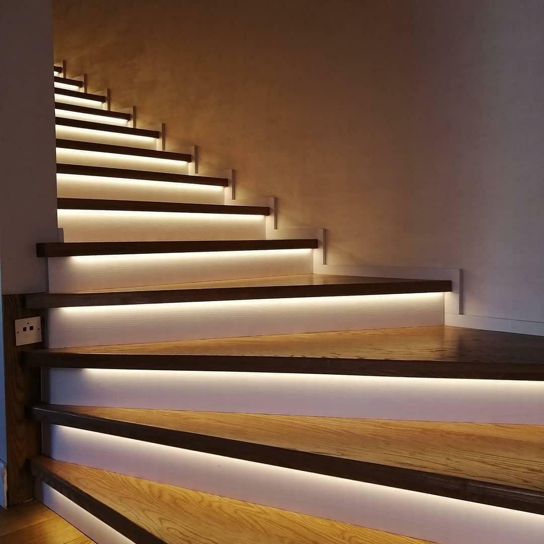 Делаем подсветку ступеней лестницы светодиодной лентой