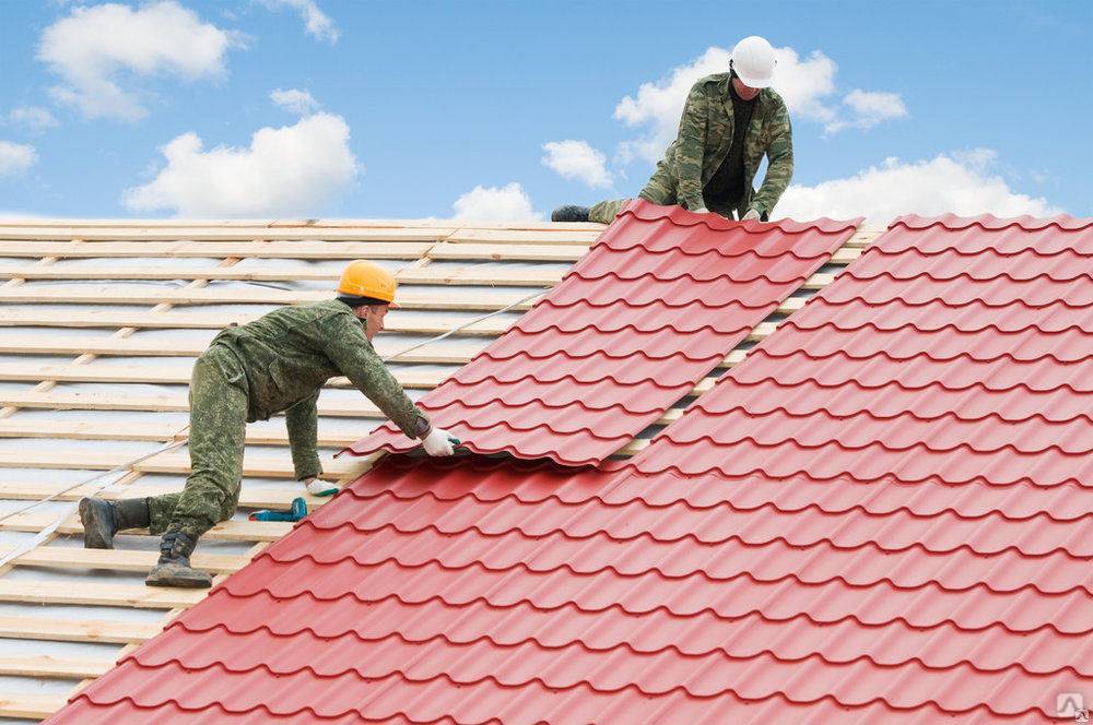 Надёжная защита от непогоды: изучаем тонкости укладки и использования металлочерепицы для крыши