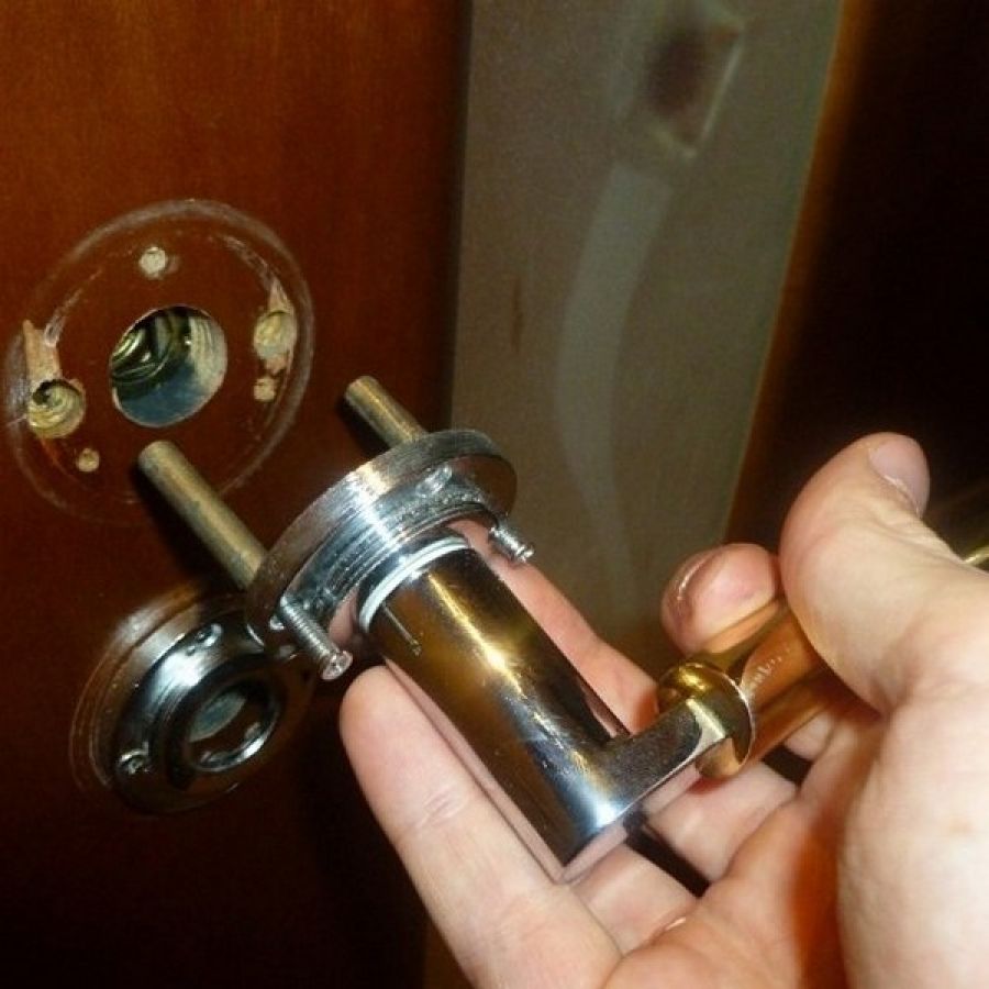 Как правильно разобрать дверную ручку – с замком и без него